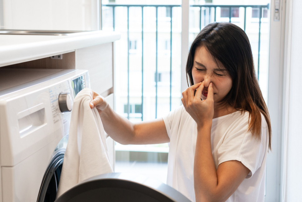 5 Kesalahan Mencuci dengan Mesin Cuci yang Bisa Menimbulkan Bau Apek pada Pakaian
