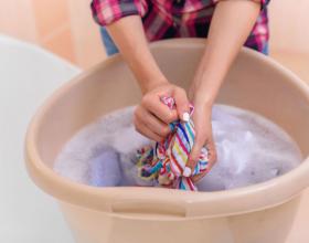 Tips Pintar Mencuci Pakaian dengan Tangan agar Bersih Maksimal