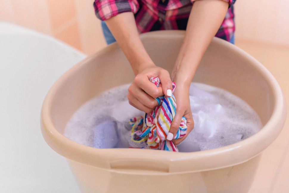 Tips Pintar Mencuci Pakaian dengan Tangan agar Bersih Maksimal